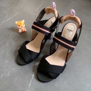 Sandalias  zapatillas para mujeres Fendi