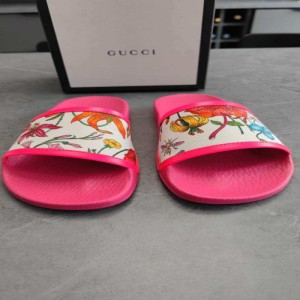 Sandalias  zapatillas de la Sra. Gucci