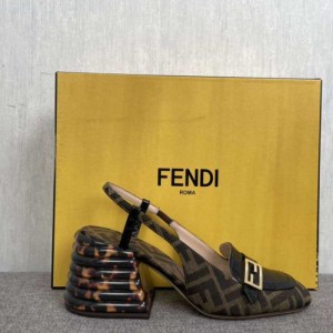 Sandalias  zapatillas para mujeres Fendi