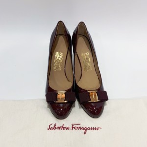 Sra. Ferragamo tacones bajos  medianos, vino, laca roja, puntiagudos, botones de oro, tacones altos