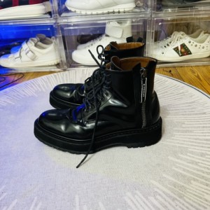 La piel lacada de las botas masculinas de Givenchy