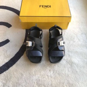 Sandalias  zapatillas de piel de serpiente para hombres Fendi