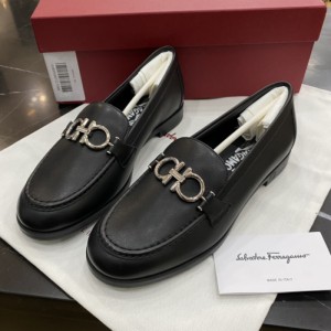 Sra. Ferragamo zapatos planos para mujeres clásico de hebilla de caballo plateado piel de vaca negra con un pie para pedalear zapatos casuales para mujeres lego zapatos de 6 yardas