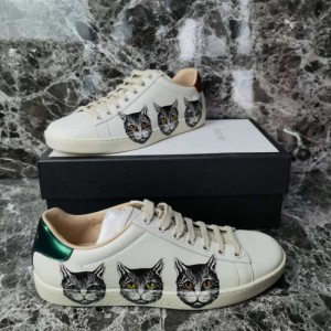 Zapatos blancos para gatos de la Sra. Gucci