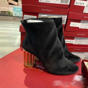 Botas de la Sra. Ferragamo de terciopelo negro de alto precio