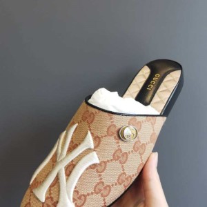 Sandalias  zapatillas Gucci