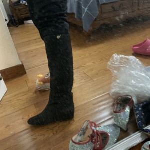 Las botas de la Sra. Zhou yangjie tienen un aumento de la piel molida por dentro y por fuera.