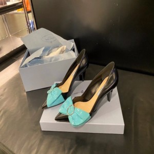 Prada tacones bajos  medianos con lazo