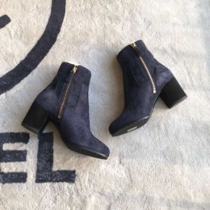 Las botas de la Sra. Chanel son de color azul oscuro.