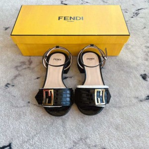 Sandalias  zapatillas para mujeres Fendi