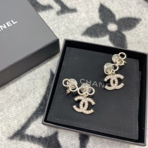  pendientes de la Sra. Chanel