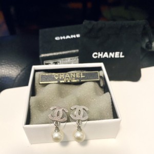 シャネルピアスChanelクラシックシルバーダブルcパールピアス大全セットにハンモックが付いています