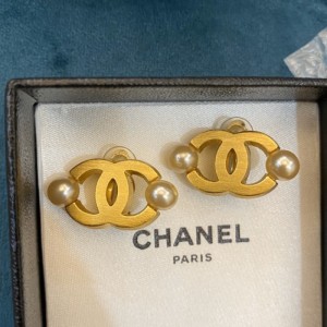 Joyas para el oído de la Sra. Chanel Chanel doble clip para el oído de perlas C