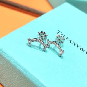 Joyas para los oídos de la Sra. Tiffany Tiffany Platinum con clavos para los oídos llenos de diamantes