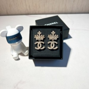 Joyas para el oído de la Sra. Chanel