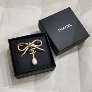 Broche de chanel, broche de perlas con lazo