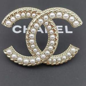 El broche de la Sra. Chanel p0322020