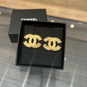 Joyas para el oído de la Sra. Chanel serie egipcia retro con borde dorado, diamante doble C