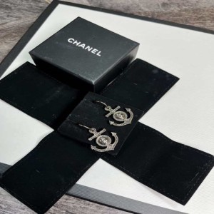 Joyas para el oído de la Sra. Chanel