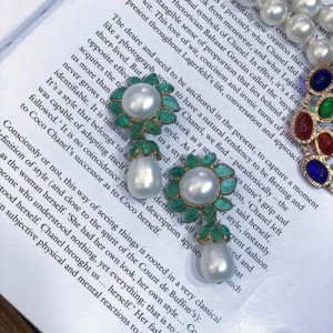 Joyas para el oído de la Sra. Chanel Chanel Sun Flower Green Glass Pearl EAR clip