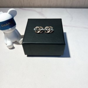 Joyas para el oído de la Sra. Chanel