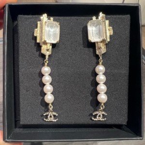 Pendientes de la Sra. Chanel perlas blancas de azúcar cuadrado doble C pendientes largas