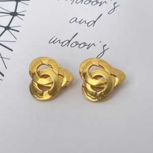  pendientes de la Sra. Chanel