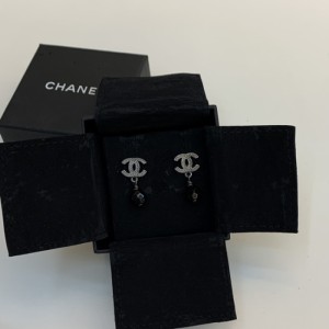 Pendientes de la Sra. Chanel pendientes de Chanel pendientes de Chanel