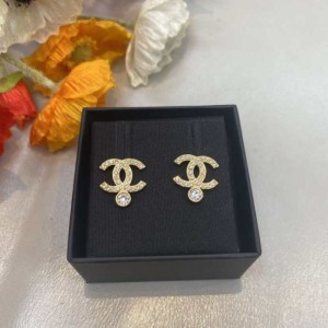 Joyas para el oído de la Sra. Chanel