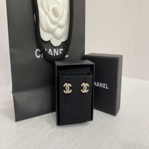 Joyas para el oído de la Sra. Chanel