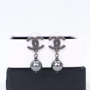 Pendientes de la Sra. Chanel Chanel pendientes de perlas negras de doble C Chanel pendientes