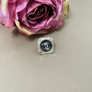 Broche de Chanel broche cuadrado de Metal ferroso doble C