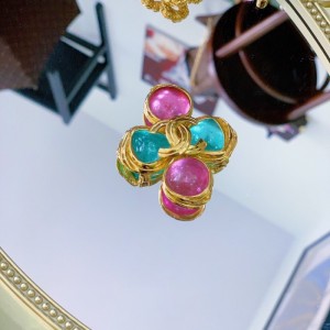 Broche de la Sra. Chanel Chanel broche de Trébol de cuatro hojas doble C vidriado de color 96p