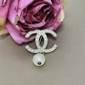 Broche de Chanel perlas colgantes doble broche de perlas C