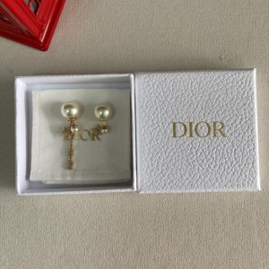 Las joyas para los oídos de la Sra. Dior están llenas de perlas con letras de diamante y clavos para los oídos de las estrellas.