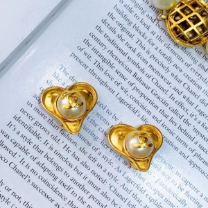 Joyas para el oído de la Sra. Chanel Chanel Pearl White Peach Heart clip