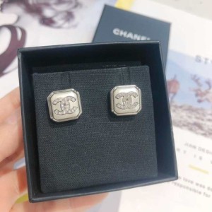 Joyas para el oído de la Sra. Chanel