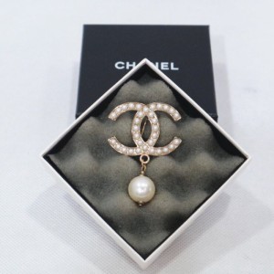 Broche de Chanel Chanel Pearl Double C + broche colgante