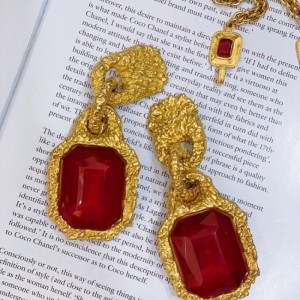 Joyas para el oído de la Sra. Chanel Chanel lava red Glass Magazine show oreja clip