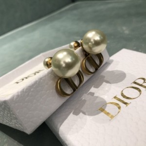  pendientes de la Sra. Dior