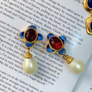 Joyas para el oído de la Sra. Chanel Chanel clip para el oído de perlas rojas y azules