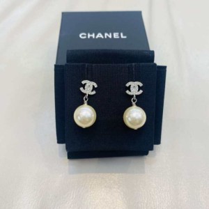 Joyas para el oído de la Sra. Chanel