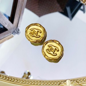 Joyas para el oído de la Sra. Chanel Chanel clip para el oído de monedas doradas 95p