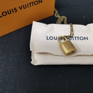 Collar de Louis Vuitton  collar de cerradura colgante