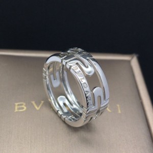 Anillo hueco número 54 en forma de retorno de platino de 18k de Bulgari