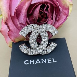 Broche de Chanel doble broche con diamante C