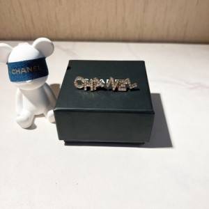 Joyas para el oído de la Sra. Chanel