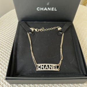 Collar  colgante de la Sra. Chanel