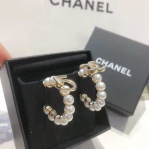 Joyas para el oído de la Sra. Chanel