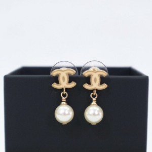 Sra. Chanel esmalte doble C perlas colgantes pendientes pendientes